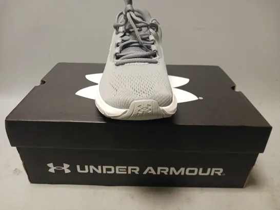 BOXED PAIR OF UNDER ARMOUR CHARGED ROGUE 4 SHOES IN GREY UK SIZE 8.5