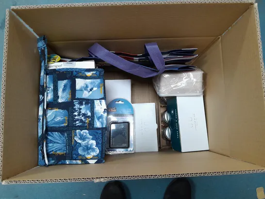 BOXED LOT OF APPROX. 15 HOUSEHOLD ITEMS TO INCLUDE KITCHENWARE, MONEY BOX AND NOVELTY ITEMS