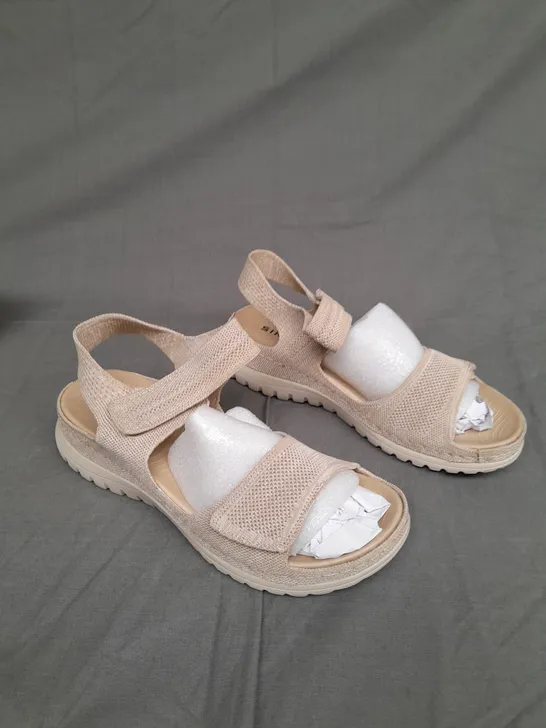 BOXED PAIR OF SIKETU SIZE 41 STRAP SANDAL IN BEIGE 