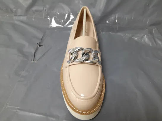 BOXED PAIR OF MODA IN PELLE CHUNKY LOAFERS IN NUDE W. SILVER EFFECT CHAIN SIZE 7