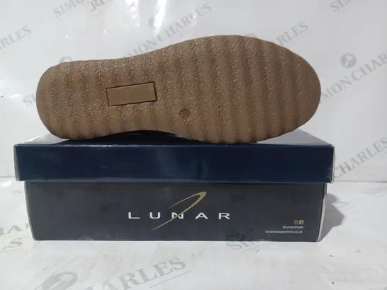 BOXED PAIR OF LUNAR SHOES IN NAVY EU SIZE 40