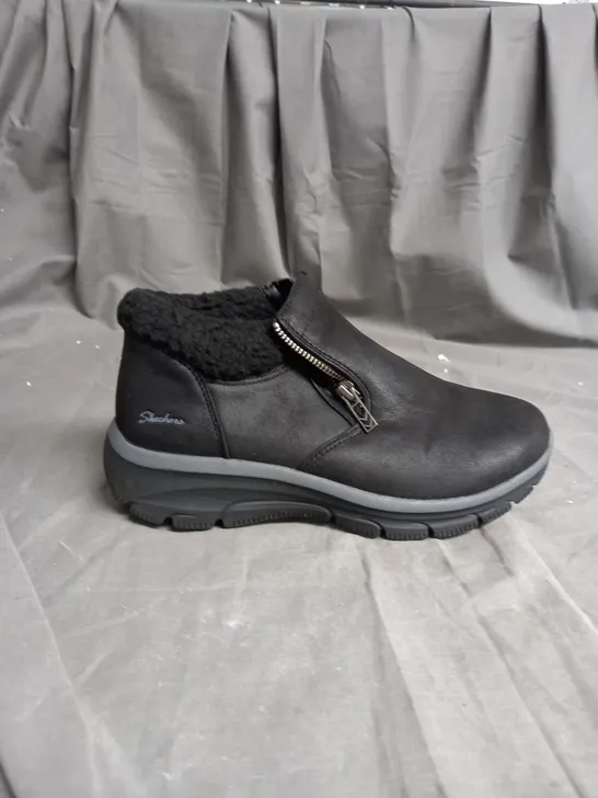 SKETCHERS EASY GOING BOOT IN BLACK - SIZE 5.5