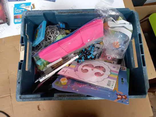 BOX OF APPROX 30 ASSORTED TOYS TO INCLUDE - MINI DISCO BALL, PALLET OF WATERCOLOURS, EXPLODING KITTENS CARD GAME ETC