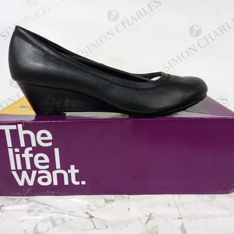 BOXED PAIR OF BOARDWALK DORBETA WEDGE SLIP-ON SHOES IN BLACK SIZE 7