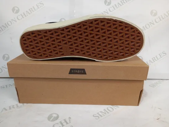 BOXED PAIR OF STRAYE SHOES IN BLACK UK SIZE 7.5