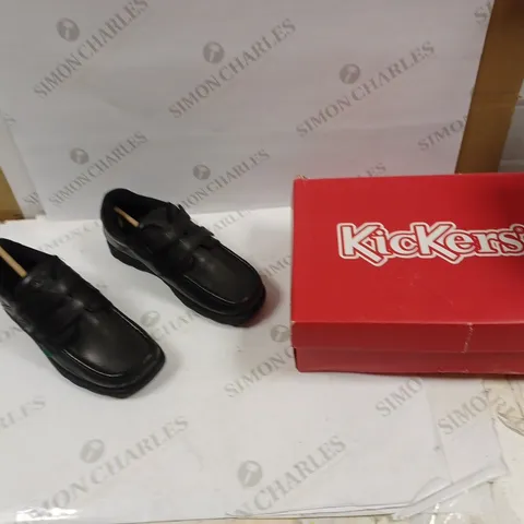 BOYS KICKERS FRAGMA STRAP SIZE 38 - BLACK 