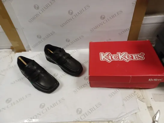 BOYS KICKERS FRAGMA STRAP SIZE 38 - BLACK 