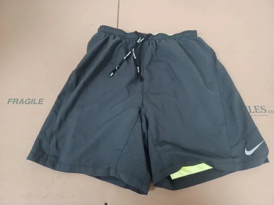 NIKE RUNNIG SHORTS IN GREY/LIME - MEDIUM