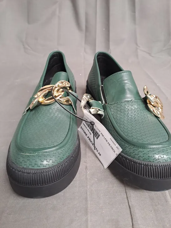 BOXED ADESSO GREEN LEATHER LOW SHOES - SIZE 8