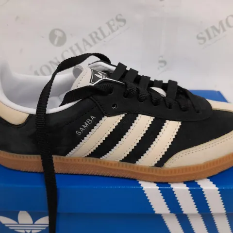 BOXED PAIR OF ADIDAS WOMENS SAMBA OG SHOES IN BLACK/WHITE - UK 4.5