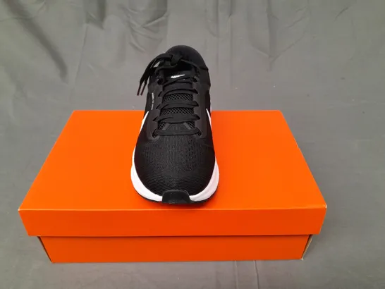 BOXED PAIR OF NIKE AIR ZOOM TRAINERS IN BLACK SIZE UK 6