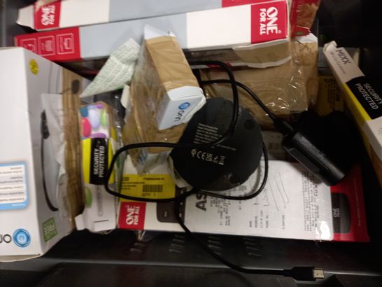 LOT OF APPROXIMATLEY 10 ASSORTED ELECTRICAL ITEMS, TO INCLUDE MOUSE, MEDIA MIC, POCKET RADIO, ETC