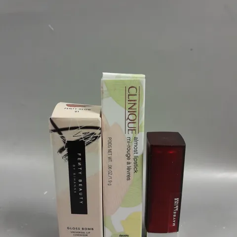 BOXED SELECTION OF THREE HEALTH AND BEAUTY PRODUCTS TO INCLUDE FENTY BEAUTY GLOSS BOMB IN 01 FENTY GLOW (9ML), CLINIQUE ALMOST LIPSTICK IN 44 PINK HONEY (1.9G) AND MAYBELLINE MATTE LIPSTICK IN 975 DIV