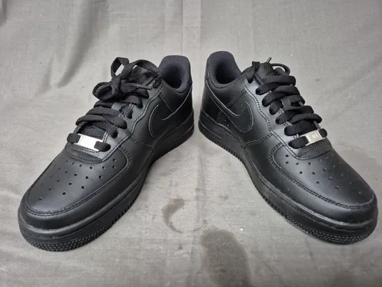 BOXED PAIR OF NIKE AIR FORCE 1 '07 SHOES IN BLACK UK SIZE 4