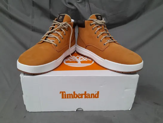 BOXED PAIR OF TIMBERLAND MAPLE GROVE CHUKKA BOOTS IN WHEAT UK SIZE 11.5