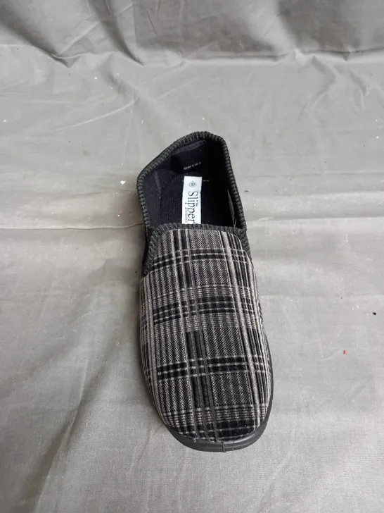 BOX OF 10 PAIRS OF MENS SLIPPERS IN GREY TARTAN - VARIOUS SIZES