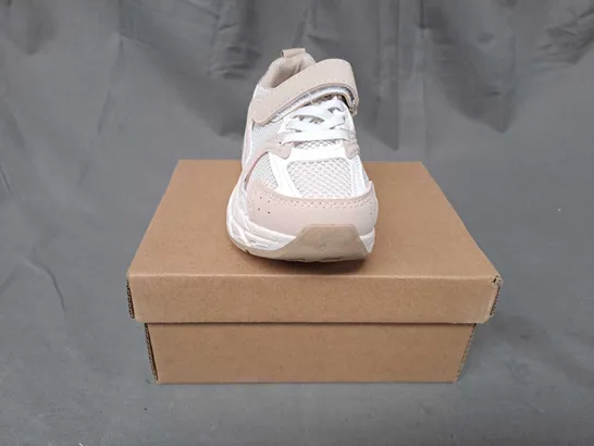 BOXED PAIR OF DESIGNER KIDS SHOES IN BEIGE EU SIZE 24