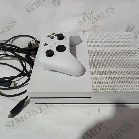 MICROSOFT XBOX ONE S 1681 GAMES CONSOLE W. CONTROLLER IN WHITE