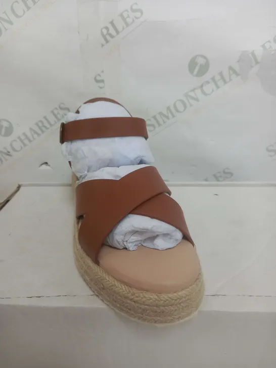 BOXED PAIR OF BEN DE LISI PALMA LEATHER SANDALS IN TAN SIZE 4