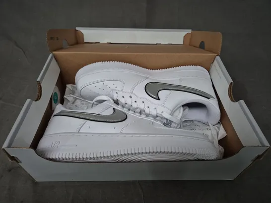 BRAND NEW BOXED PAIR OF NIKE WOMEN'S AIR FORCE 1 '07 ESS SHOES IN WHITE/METALLIC SILVER UK SIZE 6.5