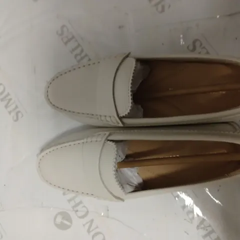 CLARKS LOAFR WHITE SIZE 3