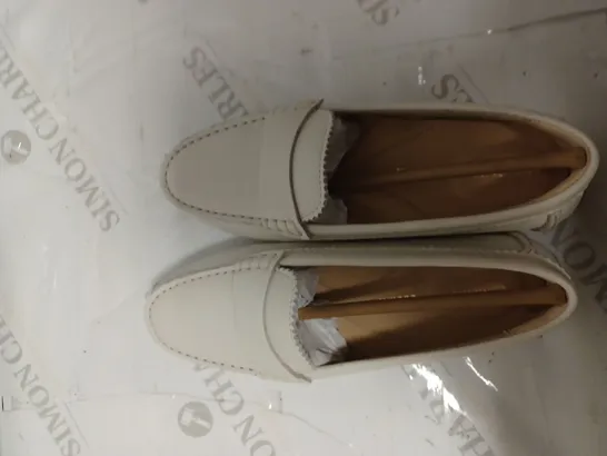 CLARKS LOAFR WHITE SIZE 3