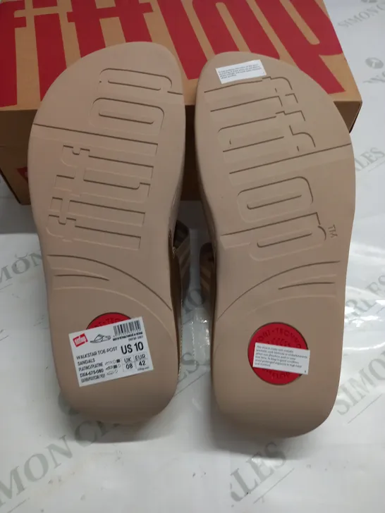 BOXED PAIR OF FITFLOP WALKSTAR TOE POST SANDALS IN PLATINO - UK 8