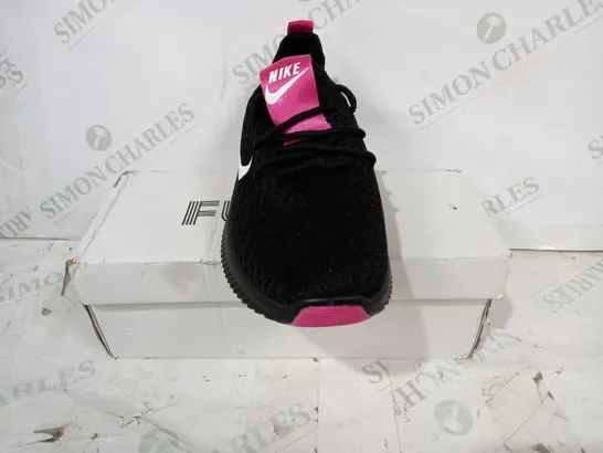 BOXED PAIR OF NIKE FUNUI SHOES IN BLACK/PINK EU SIZE 40