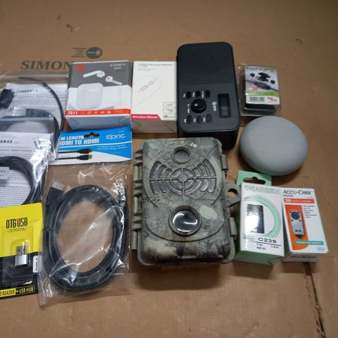 LARGE QUANTITY OF ASSORTED TECH ITEMS AND CABLES TO INCLUDE CAMO CAMERA, WIRELESS MOUSE AND ONN MINI DAB RADIO