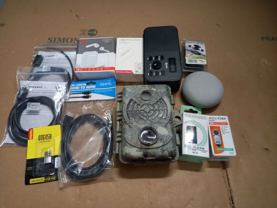 LARGE QUANTITY OF ASSORTED TECH ITEMS AND CABLES TO INCLUDE CAMO CAMERA, WIRELESS MOUSE AND ONN MINI DAB RADIO