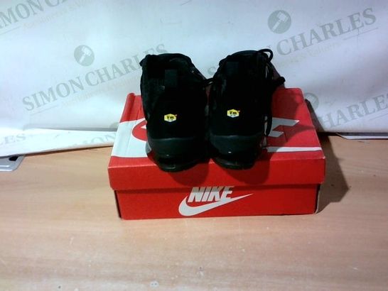 BOXED PAIR OF NIKE TRAINERS SIZE 7