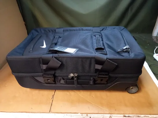 NIKE FIFTYONE49 DEPARTURE MEDIUM WHEELED SUITCASE