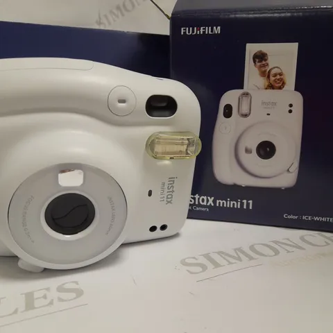 FUJIFILM INSTAX MINI 11 INSTANT CAMERA BUNDLE