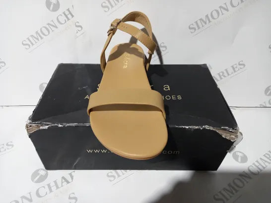 BOXED PAIR OF SÉCRA OPEN TOE SANDALS IN TAN UK SIZE 6