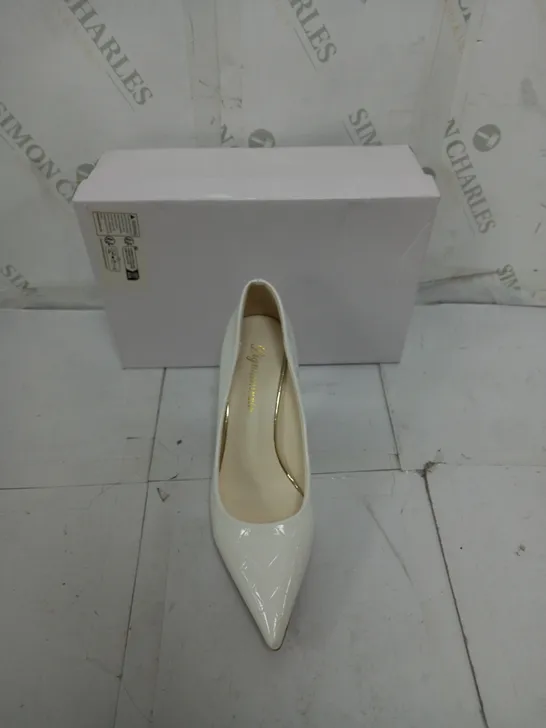 BOXED PAIR OF LIGUANNIXIE WHITE POINTED HEELS SIZE 39