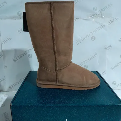 BOXED PAIR OF EMU WATER RESISTANT BOOTS IN CHESTNUT - SIZE 7