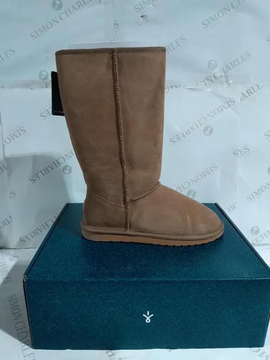 BOXED PAIR OF EMU WATER RESISTANT BOOTS IN CHESTNUT - SIZE 7