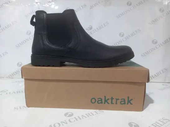 BOXED PAIR OF OAKTRAK ANKLE BOOTS IN BLACK UK SIZE 10