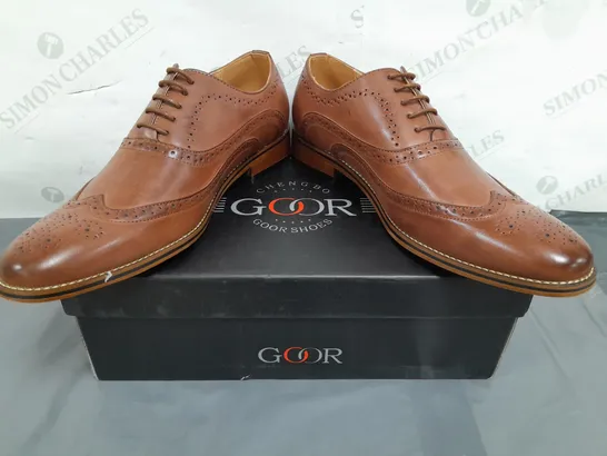 BOXED PAIR OF GOOR LACE UP SHOES IN BROWN SIZE 9