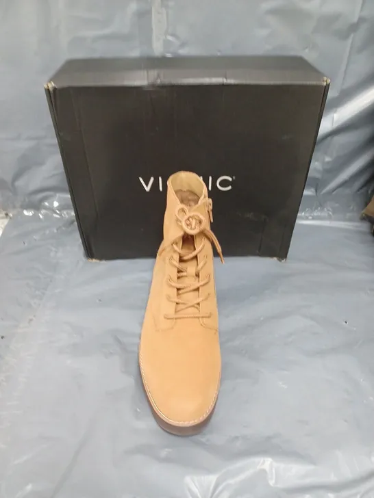 BOXED PAIR OF VIONIC LARSON TOFFEE LACE BOOTS SIZE 7 