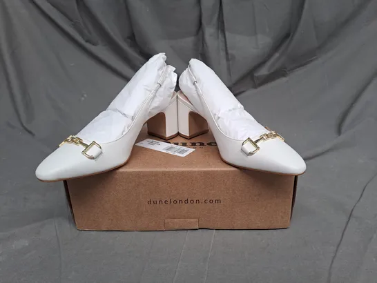 BOXED PAIR OF DUNE LONDON BLOCK HEEL SNAFFLE SHOE IN WHITE LEATHER SIZE 6