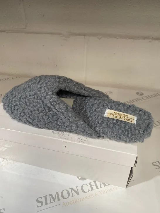 BOXED PAIR OF TRUFFLE COLLECTION GREY SLIPPERS SIZE L 