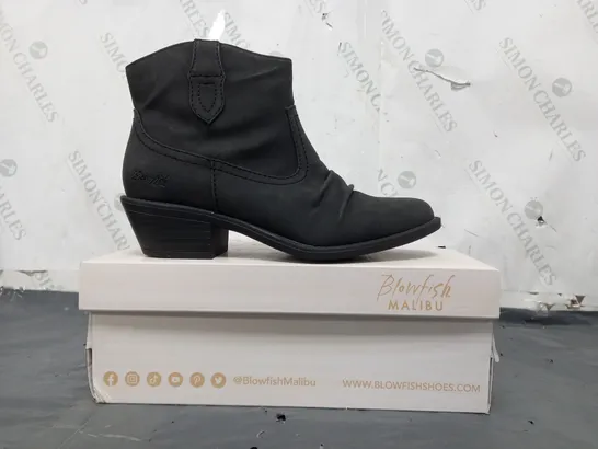 BOXED PAIR OF BLOWFISH MALIBU ANKLE BOOTS IN BLACK SIZE 6