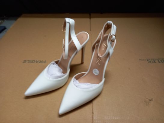 PAIR OF NEW LOOK HIGH HEELED SHOES IN WHITE - UK 8