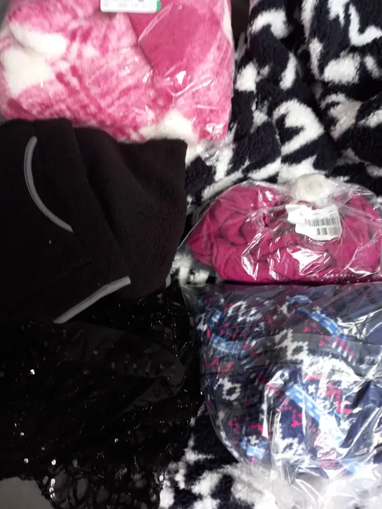 BOX OF APPROXIMATELY 10 CLOTHING ITEMS TO INCLUDE JUMPER, CARDIGAN, SHIRT ETC