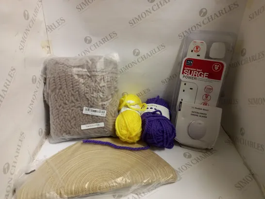 BOX OF APPROX 10 HOUSEHOLD ITEMS TO INCLUDE BATH MAT, TOILET ROLL HOLDER AND INTERLINKED SMOKE ALARM