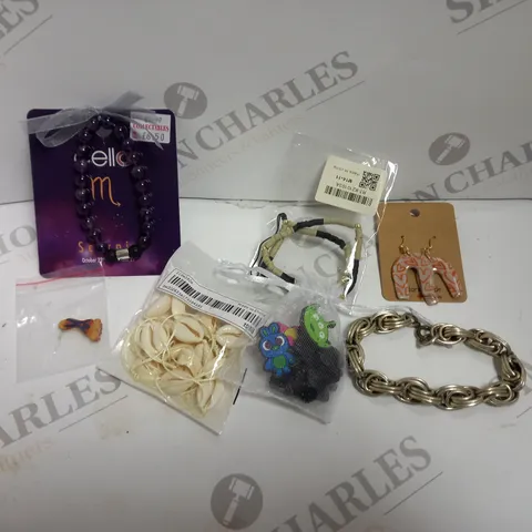 BOX OF APPROX 10 ASSORTED COSTUME JEWELLERY ITEMS INCLUDING NECKLACES, BRACELETS AND RINGS