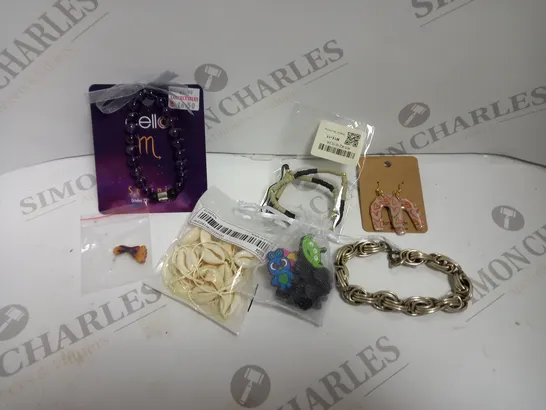 BOX OF APPROX 10 ASSORTED COSTUME JEWELLERY ITEMS INCLUDING NECKLACES, BRACELETS AND RINGS