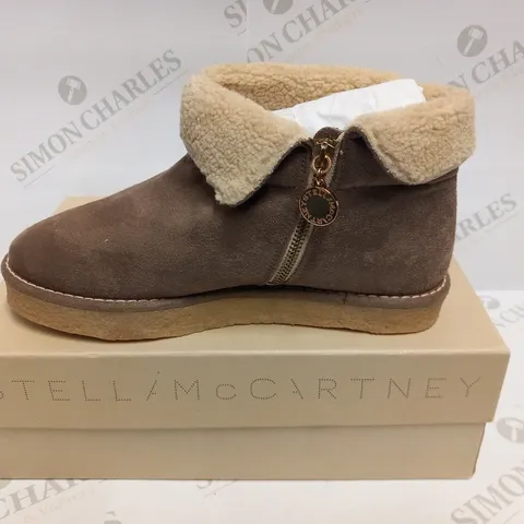 BOXED PAIR OF STELLA MCCARTNEY KICKAPOO LOW BOOT PEBBLE SIZE 38