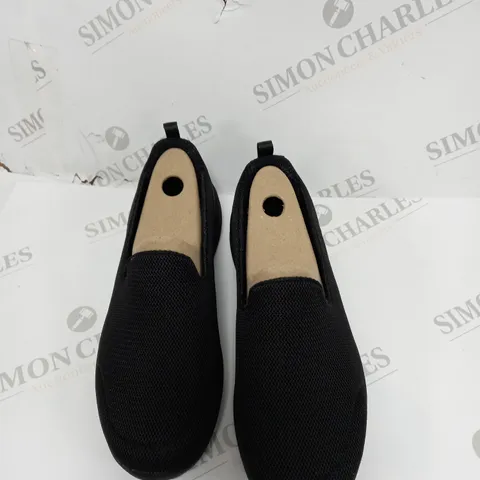 SKETCHERS BLACK SLIP ON SHOES